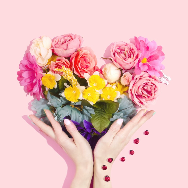 Blumen und Blumensträuße öffnen die Herzen und festigen Beziehungen