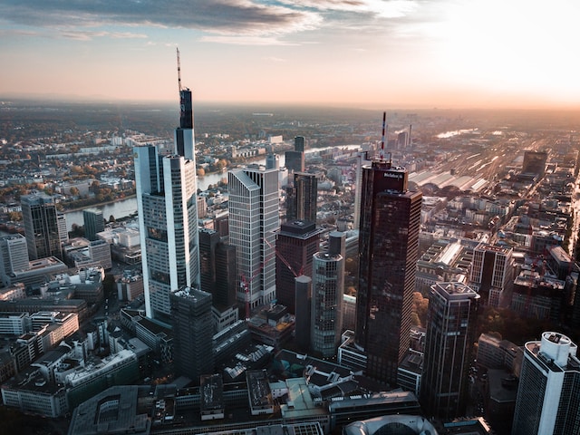 Frankfurt after Five: Welche Begleitagentur passt zu Dir und Deinen Abendplänen?