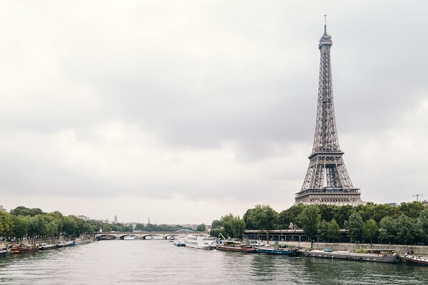Sprachkurse in Frankreich - Blick auf den Eiffelturm in Paris