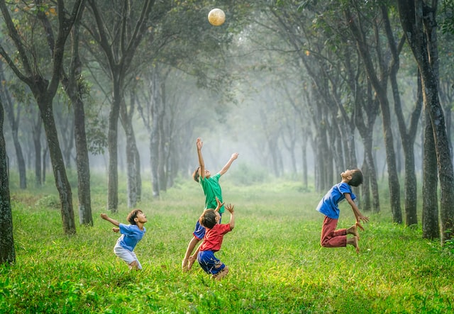 Indoor- und Outdoor-Ballspiele für Kinder