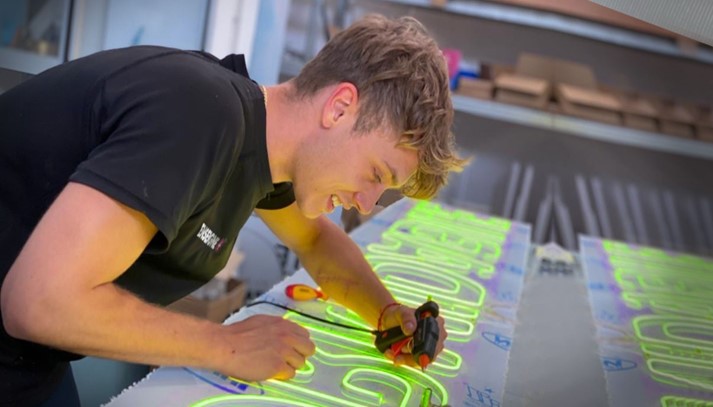 Buchstaben und Licht: Warum Neon im Gedächtnis bleibt