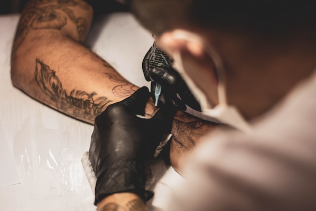 Vom ersten Strich zum Kunstwerk – wie Tattoo-Artists ihr Handwerk lernen