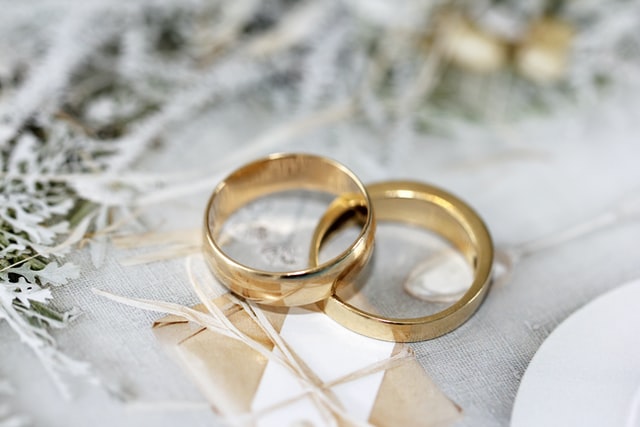 Verlobungsringe kaufen – Wer übernimmt die wichtige Aufgabe?